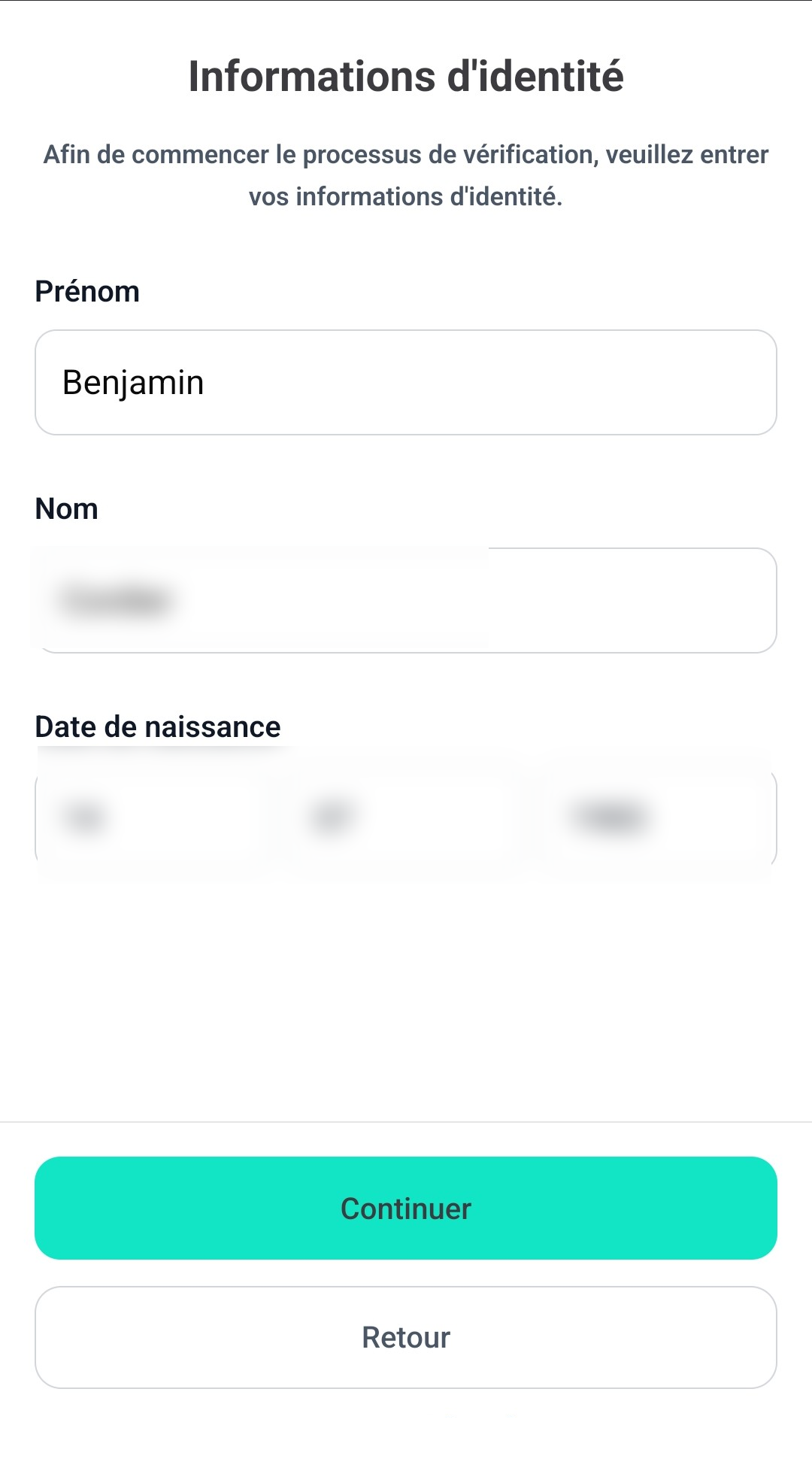 Écran mobile Informations d'identité renseigné (nom et date de naissance masqués), bouton Continuer actif