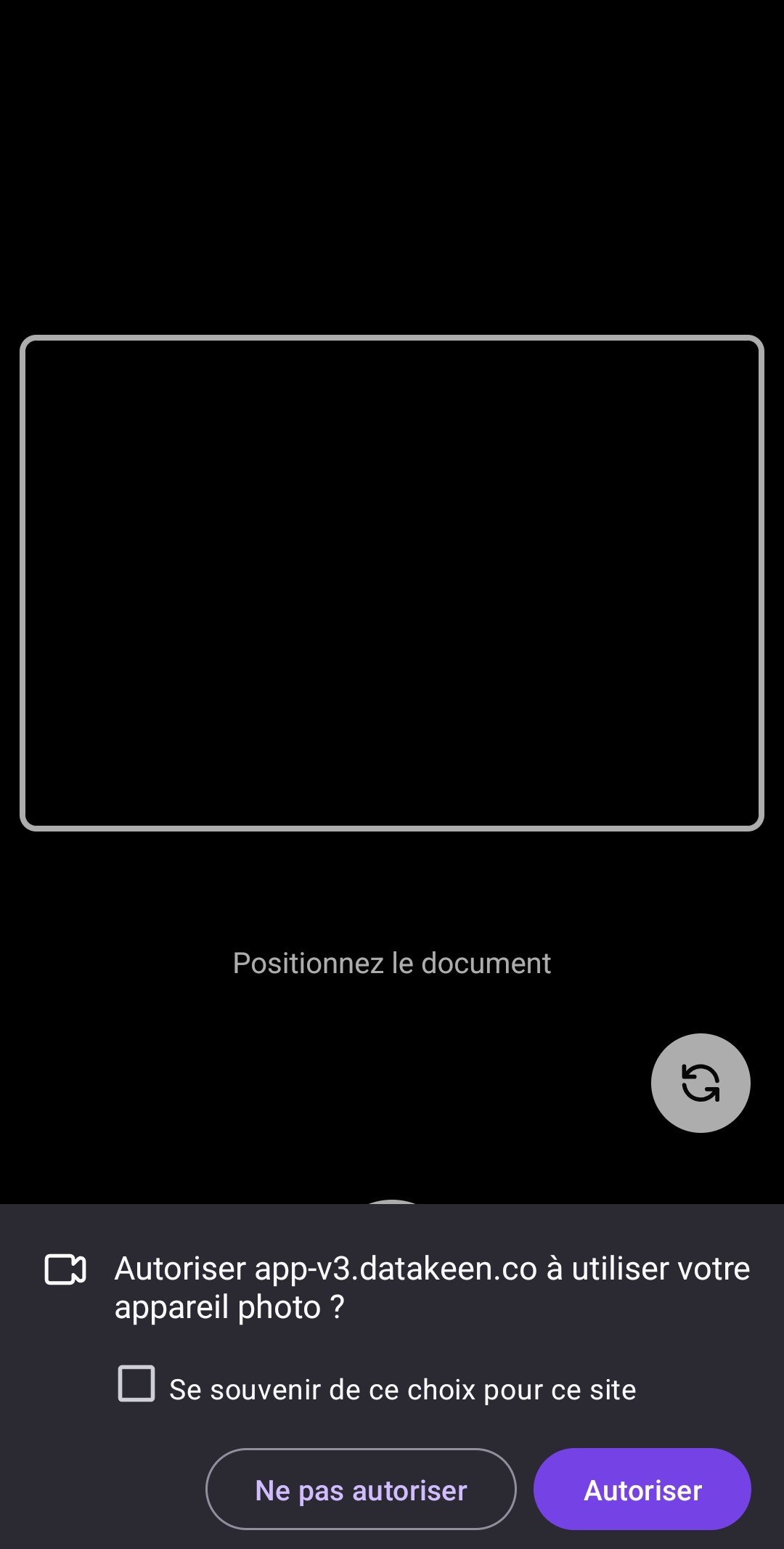 Écran mobile : le navigateur demande l'autorisation d'utiliser l'appareil photo pour app-v3.datakeen.co, derrière le cadre « Positionnez le document »